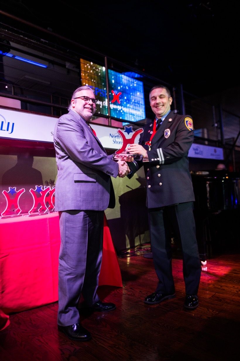 Rom Duckworth receiving the Sepsis Hero award.